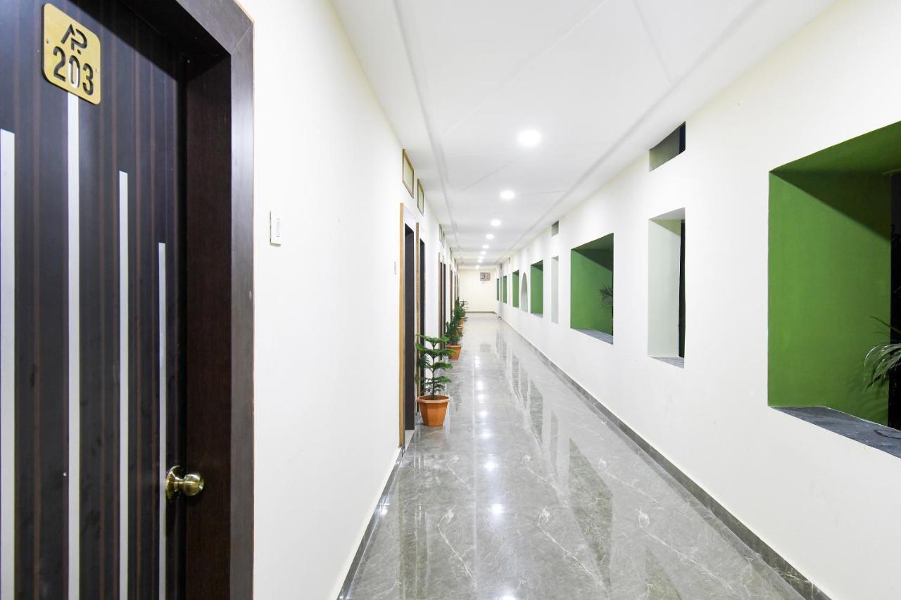 Spot On 67472 Anant Palace Hotel Raj Nandgaon ภายนอก รูปภาพ